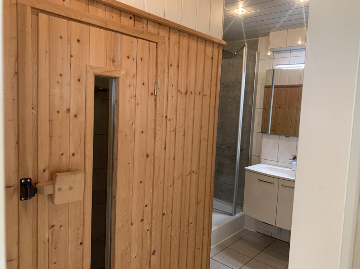 Im Herzen Von Wiesdorf- Blick Auf Das Bayer-Kreuz -Appartement Mit 2 Schlafzimmern-Fuer 3 Personen -Zentral Gelegen - Friedrich Ebert Platz 5A , 4Te Etage - Dachterrasse Und Sauna - Kaution Pflicht - Leverkusen Ngoại thất bức ảnh