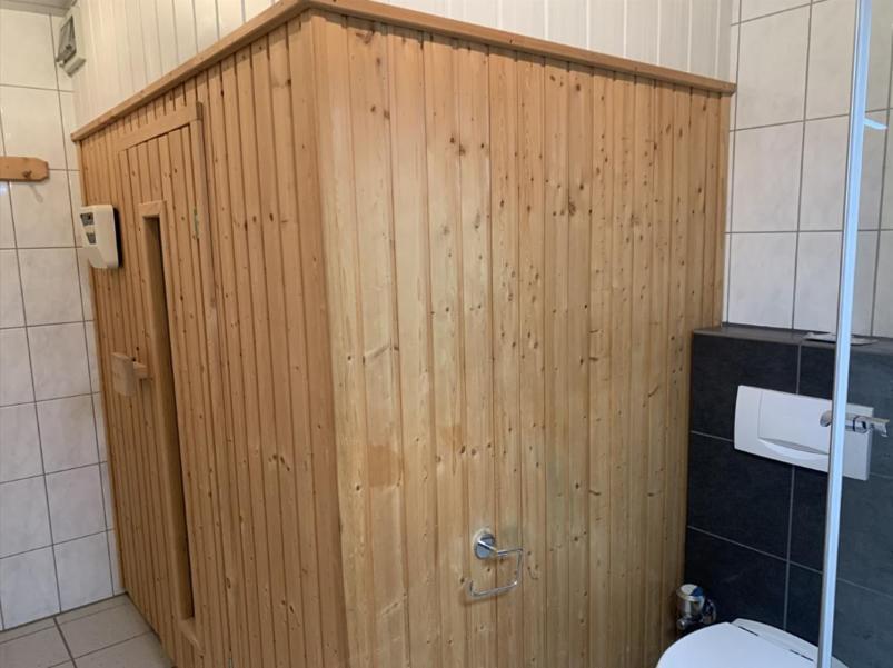 Im Herzen Von Wiesdorf- Blick Auf Das Bayer-Kreuz -Appartement Mit 2 Schlafzimmern-Fuer 3 Personen -Zentral Gelegen - Friedrich Ebert Platz 5A , 4Te Etage - Dachterrasse Und Sauna - Kaution Pflicht - Leverkusen Ngoại thất bức ảnh
