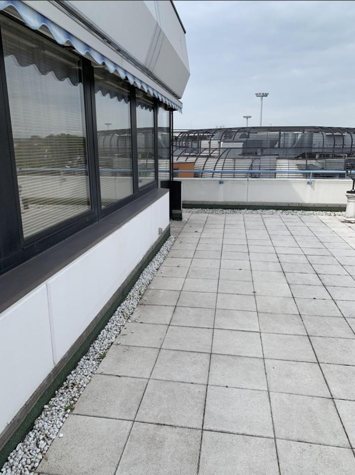 Im Herzen Von Wiesdorf- Blick Auf Das Bayer-Kreuz -Appartement Mit 2 Schlafzimmern-Fuer 3 Personen -Zentral Gelegen - Friedrich Ebert Platz 5A , 4Te Etage - Dachterrasse Und Sauna - Kaution Pflicht - Leverkusen Ngoại thất bức ảnh