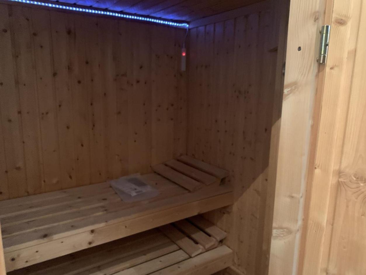 Im Herzen Von Wiesdorf- Blick Auf Das Bayer-Kreuz -Appartement Mit 2 Schlafzimmern-Fuer 3 Personen -Zentral Gelegen - Friedrich Ebert Platz 5A , 4Te Etage - Dachterrasse Und Sauna - Kaution Pflicht - Leverkusen Ngoại thất bức ảnh