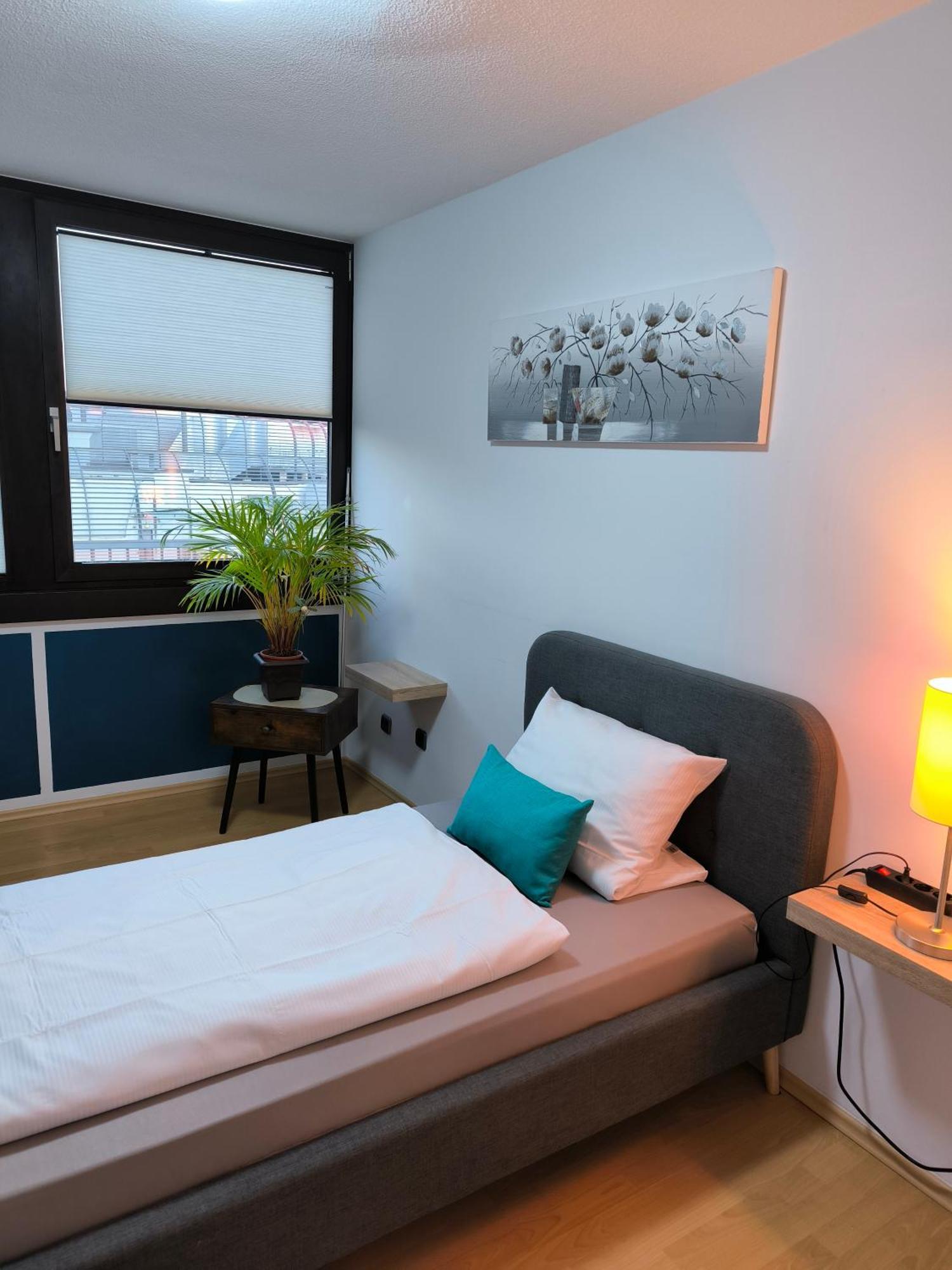 Im Herzen Von Wiesdorf- Blick Auf Das Bayer-Kreuz -Appartement Mit 2 Schlafzimmern-Fuer 3 Personen -Zentral Gelegen - Friedrich Ebert Platz 5A , 4Te Etage - Dachterrasse Und Sauna - Kaution Pflicht - Leverkusen Ngoại thất bức ảnh