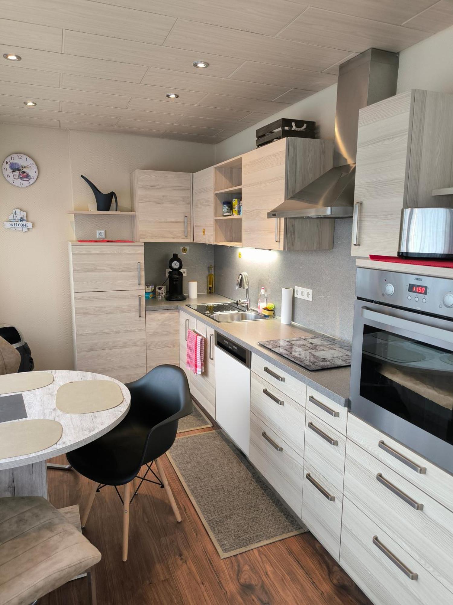 Im Herzen Von Wiesdorf- Blick Auf Das Bayer-Kreuz -Appartement Mit 2 Schlafzimmern-Fuer 3 Personen -Zentral Gelegen - Friedrich Ebert Platz 5A , 4Te Etage - Dachterrasse Und Sauna - Kaution Pflicht - Leverkusen Ngoại thất bức ảnh