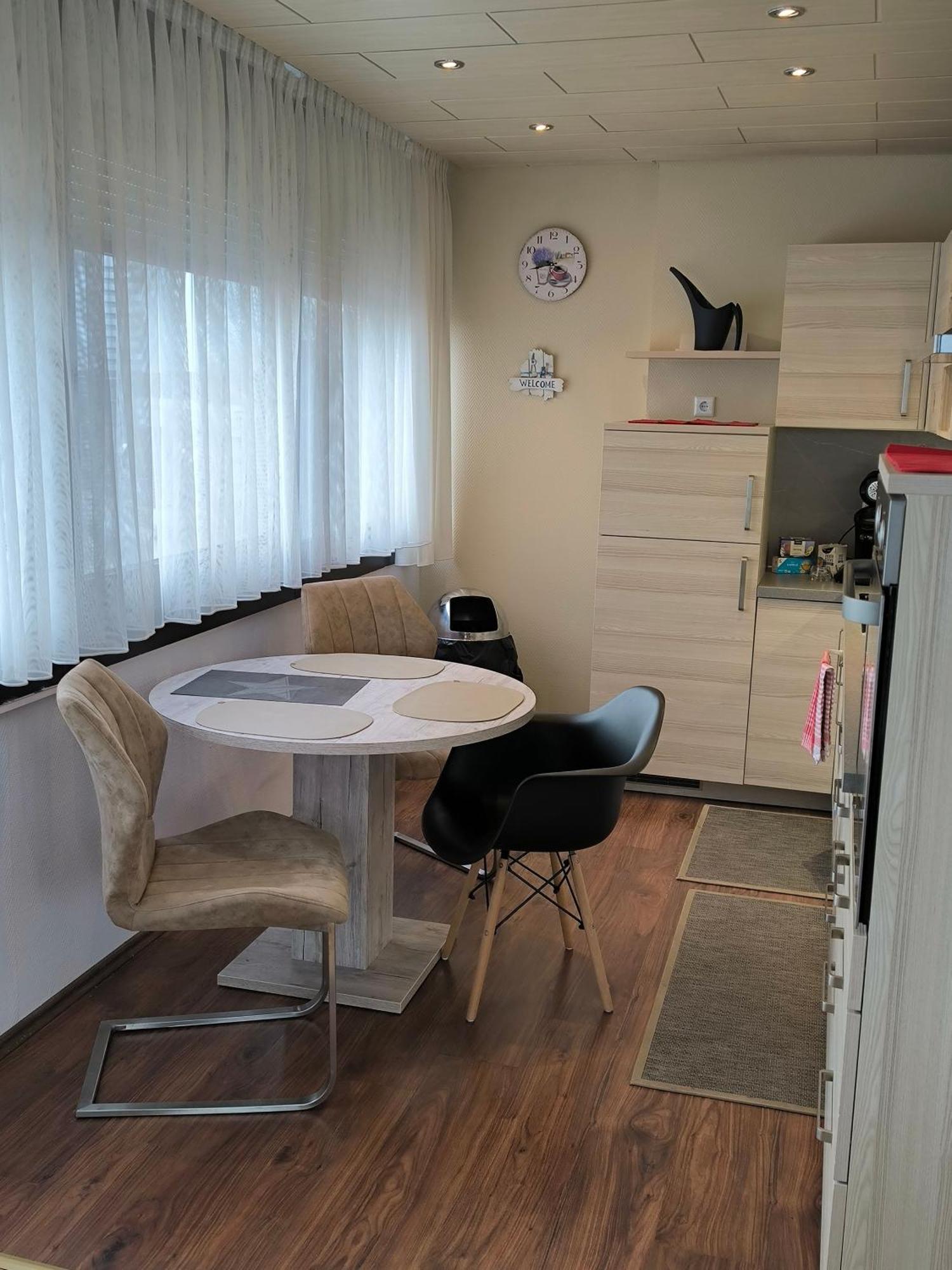 Im Herzen Von Wiesdorf- Blick Auf Das Bayer-Kreuz -Appartement Mit 2 Schlafzimmern-Fuer 3 Personen -Zentral Gelegen - Friedrich Ebert Platz 5A , 4Te Etage - Dachterrasse Und Sauna - Kaution Pflicht - Leverkusen Ngoại thất bức ảnh